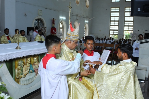 09. Bishop Derek Fernandes giving chalice to Fr Praveen Dandavat
