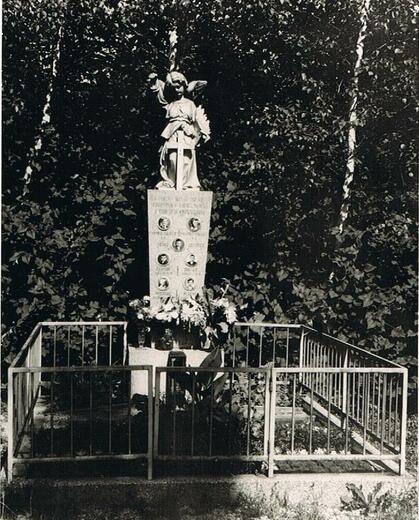 17-Pomník 7 kamarádů - rok 1951.JPG
