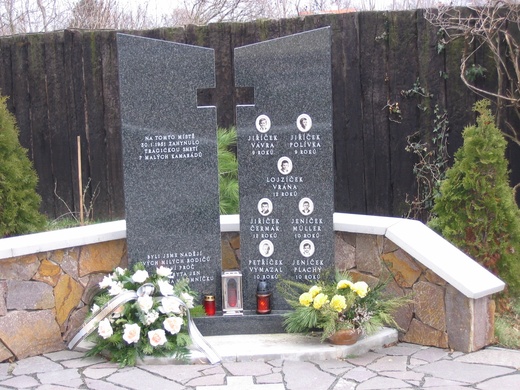 19-pomník 7 kamarádů současnost.jpg