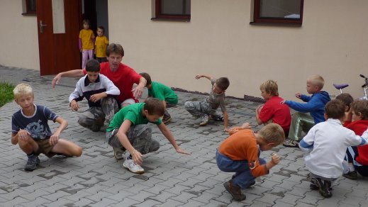 Hlavně nevstávat V.jpg