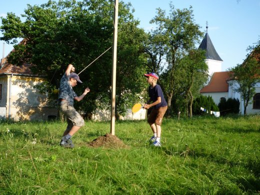 Kája akrobaticky smečuje na Jožu.jpg