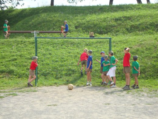 Kluci kopou přes celé hřiště na prázdnou branku II.jpg