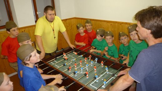 Rozhodčí se radí o pravidlech.jpg